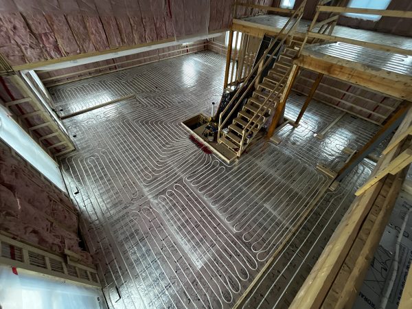 Tuyauterie au rez-de-chaussée pour chappe de béton