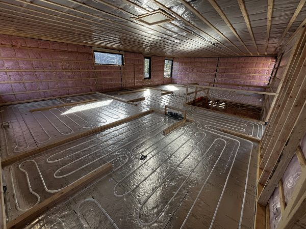 Tuyauterie installe à l'étage pour chappe de béton