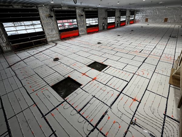 Tuyauterie pour plancher chauffant d'un garage commercial